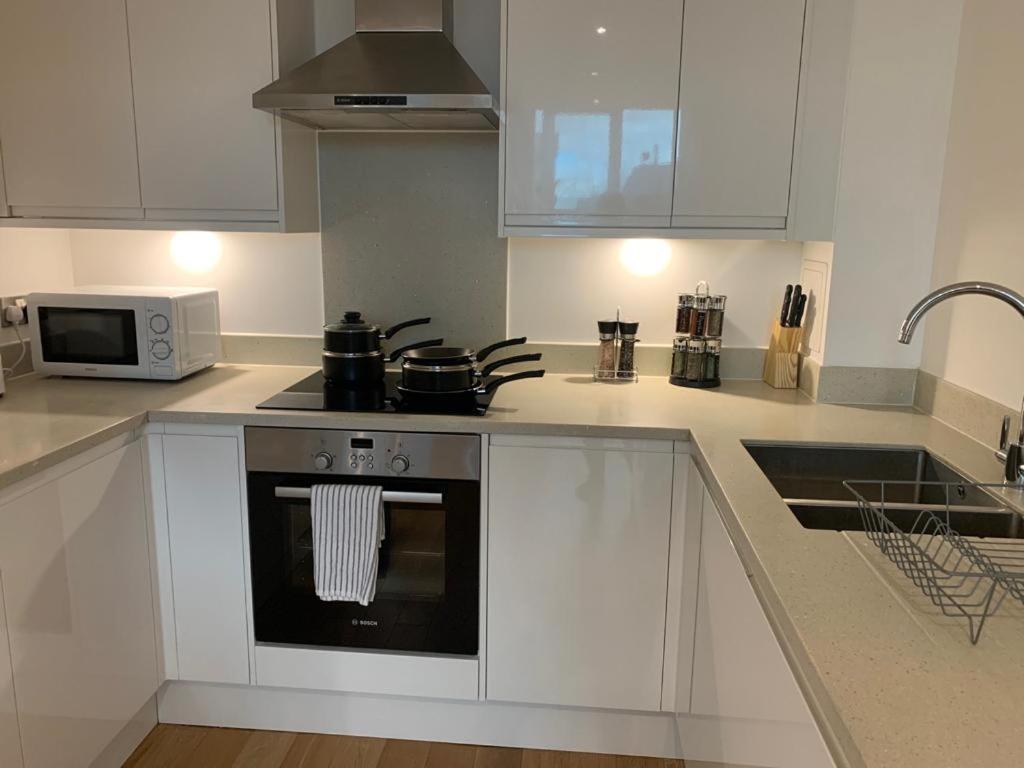 Modern 2 Bed 2 Bath Apartment In Central Croydon! Екстериор снимка